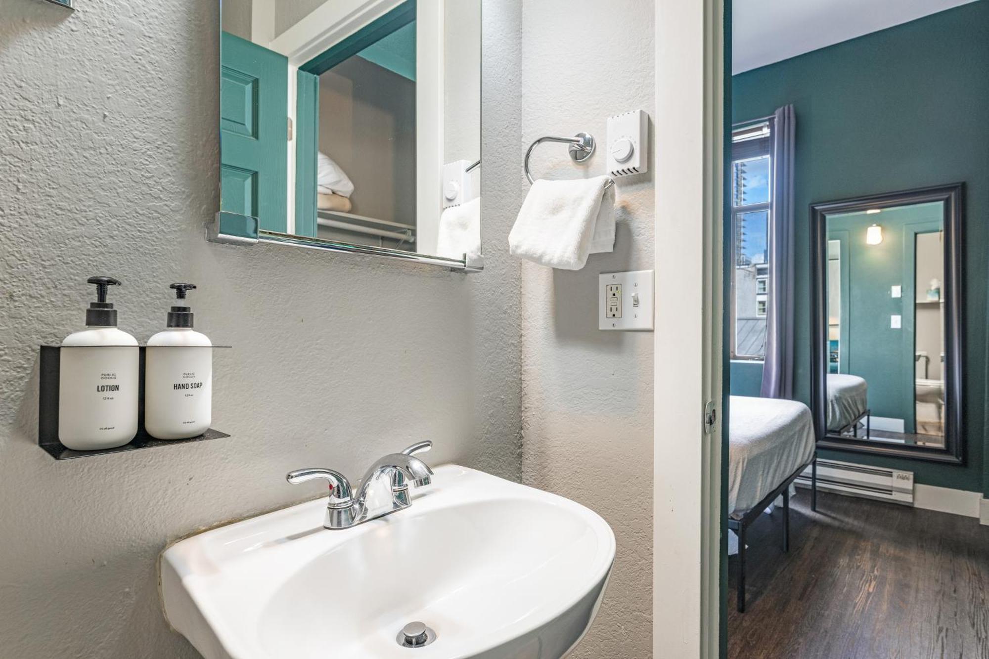 Oxford Apartment By At Mine Hospitality Seattle Extérieur photo